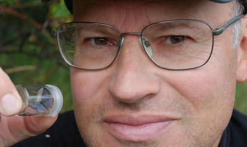 FANT SOMMERFUGLEN: Roald Bengtson har lett siden 2007 etter lakrismjeltbl�vingen. PS: Sommerfuglene tar ikke skade av � holdes p� glass mens de unders�kes, og slippes ut i naturen igjen etterp�. 'Foto: CHRISTIAN STEEL, SABIMA