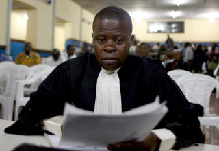 FREMMET KRAV:
Statsadvokatens representant, Jean Nakombo Mandjo, fremmet torsdag på vegne av den kongolesiske stat krav om 500 milliarder dollar i erstatning fra Norge og de to drapstiltalte nordmennene.
Foto: VEGAR K. VATN/SCANPIX FREMMET KRAV:
Statsadvokatens representant, Jean Nakombo Mandjo, fremmet torsdag på vegne av den kongolesiske stat krav om 500 milliarder dollar i erstatning fra Norge og de to drapstiltalte nordmennene.
Foto: VEGAR K. VATN/SCANPIX