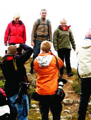 FJELLFRISKE REGJERINGSKAMERATER: Kristin Halvorsen, Jens Stoltenberg og Liv Signe Navarsete tok nylig turen til fjells for � �pne Breheim nasjonalpark. Politikerne iscenesetter stadig oftere fotovennlige pressekonferanser for � sikre seg god mediedekning.Foto: Torbj�rn Gr�nning