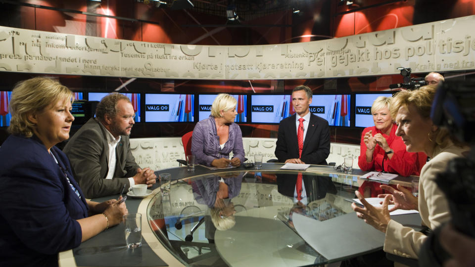 T�FF KAMP: Partilederne Erna Solberg (H), Lars Sponheim (V), Siv Jensen (Frp), Jens Stoltenberg (Ap) og Kristin Halvorsen (SV) debatterer med TV2s Trude Teige. Valget st�r 14. september. FOTO: SCANPIX