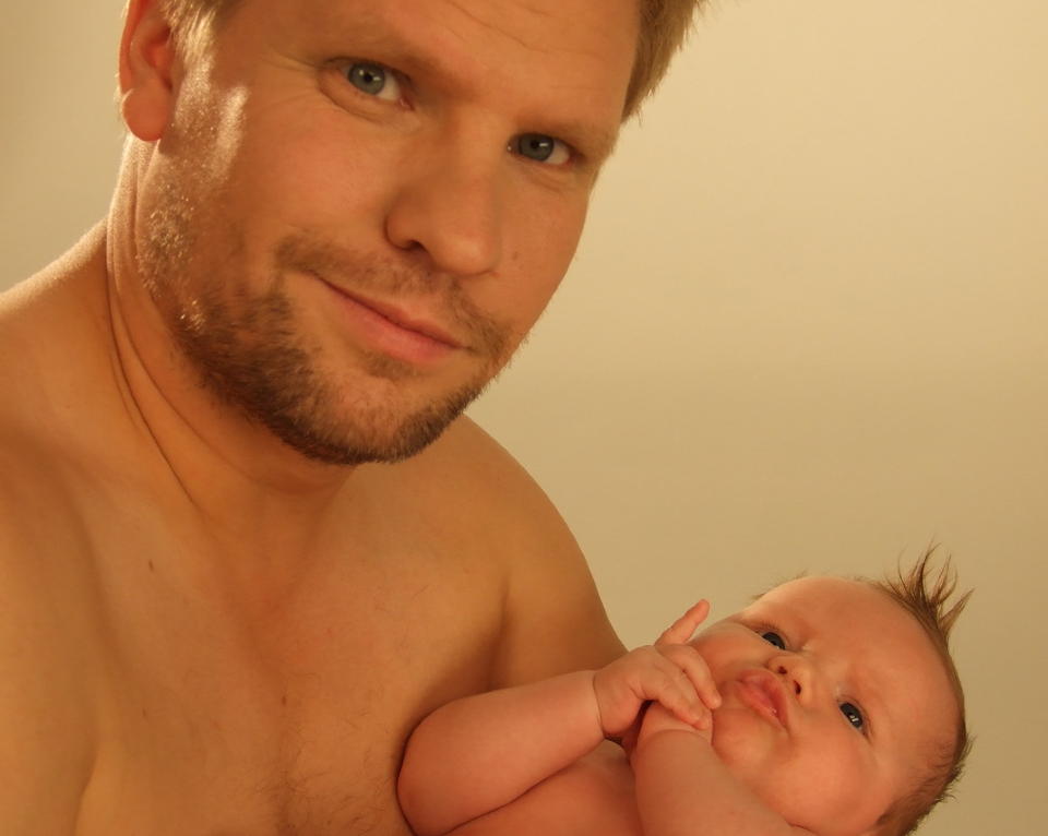 N�: H�vard Lilleheie (36) som myk, varm og naken far. Slik skal hans nye talkshow Showman profileres, og det st�r i kraftig motsetning til Manshows kompromissl�se mannsj�vineri. Men vi aner vel en satirisk undertone her ogs�... Foto: ANITA RENNAN LILLEHEIE