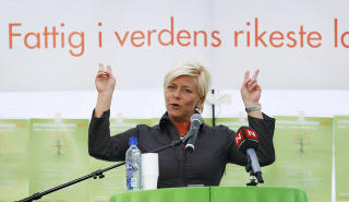 FORTSATTE DEBATTEN: 
Frp-leder Siv Jensen kastet seg p� blondinesp�ken i fullt alvor. Foto: Erlend Aas / SCANPIX