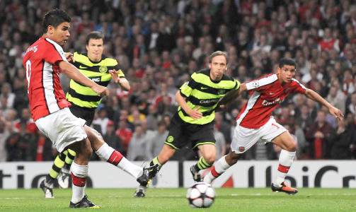 TOK STRAFFEN SELV: Eduardo tok selv straffen mot Celtic, og sendte Arsenal i f�ringen. The Gunners vant 5-1 sammenlagt. Foto: AFP