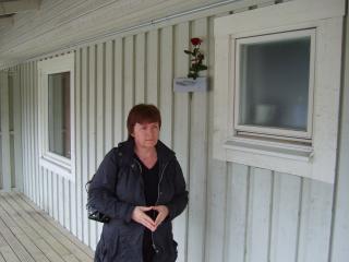 HER D�DE DATTEREN: Dagen etter at Aud Jorun ble funnet d�d, dro hennes og �vrig familie til campinghytta i �stersund. Innenfor vinduet til h�yre ble Aud Jorun funnet. Foto: Privat