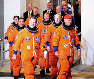 DISCOVERY-ASTRONAUTENE p� vei til plattformen. Pilot Kevin Ford (v) og kommand�r Rick Sturckow (h) i bresjen. Fuglesang kommer bak til h�yre. Foto: Scanpix/AFP PHOTO/Karen BLEIER