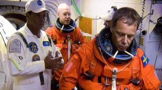 P� VEI TIL ROMMET: Christer Fuglesang border romferja Discovery. Med litt v�rflaks s� er det siste gang han st�r p� jorda de neste 13 dagene. Foto: NASA TV