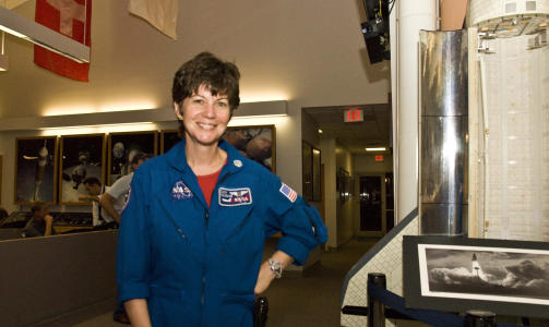 - FOKUS: Astronaut Cady Coleman, som er backup for Nicole Stott om bord Discovery, sier det hersker knallhard konsentrasjon om bord romferja, som er minutter fra oppskyting. Foto: GEIR BARSTEIN