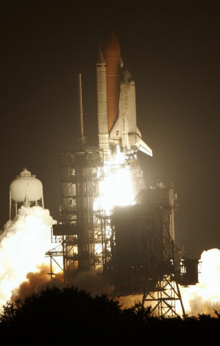 ETTER PLANEN: Romferje Discovery ble skutt opp i verdensrommet etter planen. Foto: AP Photo/Marta Lavandier