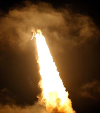 Her blir de sju astronautene skutt opp i rommet. Foto:  EPA/GARY I ROTHSTEIN