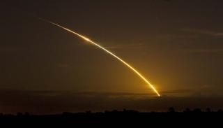 VAKKERT: Discovery brente et hull i skylaget og var synlig lenge etter oppskyting. Foto Scanpix/AP Photo/Phil Sandlin