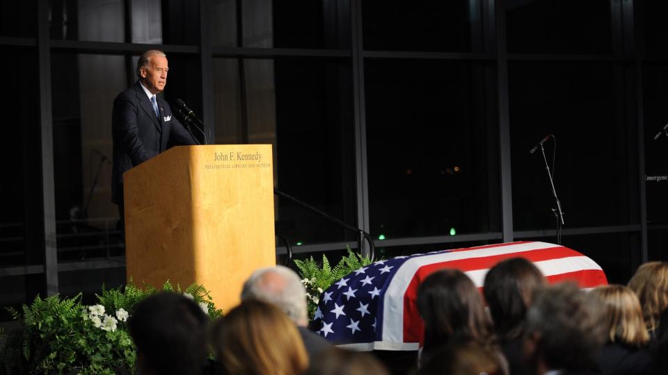 MINNESTUND: Visepresident i USA Joe Biden var blant de mange talerne under minneseremonien for Edward Kennedy. Foto: EPA/STAN HONDA