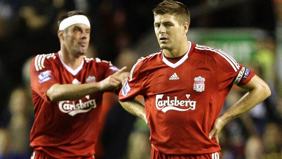 HJEMMEAVLET: Steven Gerrard (t.h) og Jamie Carragher er to Liverpool-spillere som g�r inn p� kvoten over �tte hjemmeavlede spillere i Premier Leagues nye regelverk. Foto: REUTERS/Darren Staples