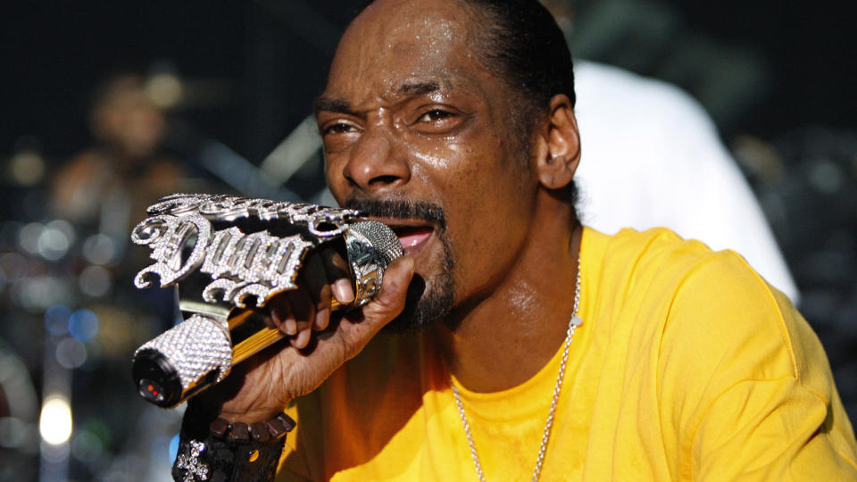 BAK L�S OG SL� I KVELD?: Hvis Snoop Dogg drar opp en marihuanajoint p� scenen i Troms� i kveld, vil det v�re Troms�s politimester, Truls Fyhn, �en sann forn�yelse � p�gripe mannen� . Foto: BILAL HUSSEIN/SCANPIX