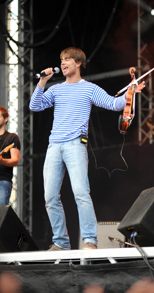 FY FELA!: Alexander Rybak lot Døgnvill-publikummet ta del i eventyret sitt. Foto: WILLY RUNDMO FY FELA!: Alexander Rybak lot Døgnvill-publikummet ta del i eventyret sitt. Foto: WILLY RUNDMO