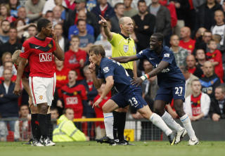 STILNET OLD TRAFFORD: Andrej Arsjavin trengte ikke � hysje p� hjemmepublikum etter kanontreffet som ga Arsenal-ledelse - det var allerede stille som p� biblioteket da russerens rakett svidde fingertuppene til Ben Foster og borret seg opp i nettaket.Foto: SCANPIX/AP Photo/Jon Super
