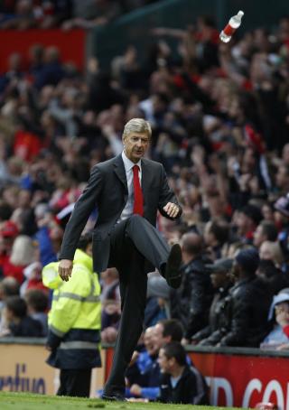 HARD MEDFART: Denne vannflaska fikk seg en skikkelig luftetur etter et m�te med Arsene Wengers skotupp. Sparket medf�rte at Wenger ble sendt p� tribuneplass.Foto: SCANPIX/AP Photo/Jon Super