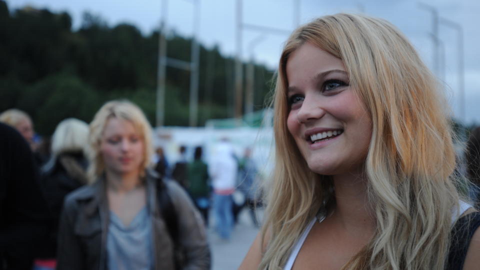 D�GNVILL P� LIVSTID: Sandra Lyng Haugen har i helga solgt sukkerspinn p� D�gnvill. Det for � hjelpe kompisene sine som har gitt henne livstidspass til festivalen. Hun ville imidlertid ikke la seg avbilde ved som sukkerspinnselger da vi traff henne etter arbeidstid. Foto: WILLY RUNDMO