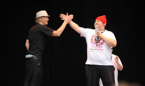FIKK BES�K: Rapperen SlinCraze fikk med Vinni fra Paperboys p� �n av l�tene. Foto: WILLY RUNDMO