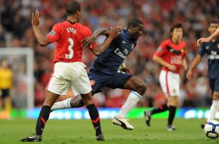 TATT AV BANEN ETTER FILMING: Emmauel Eboue ble sporenstreks tatt av banen av Arsene Wenger etter � ha filmet p� seg gult kort i et fors�k p� � f� Patrice Evra utvist. Lagkamerat Eduardo har f�tt hard medfart denne uka etter � ha f�tt straffe mot Celtic i Champions League-kalifiseringen.Foto: SCANPIX/AFP PHOTO/PAUL ELLIS