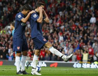 FORTVILTE ETTER ANNULERING: Robin van Persie (t.h.) trodde et lite sekund at han hadde utlignet fem minutter p� overtid, men lagkamerat William Gallas var allerede avvinket for offside da nederlenderen hamret ballen i m�l.Foto: SCANPIX/REUTERS/Phil Noble