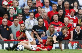 SNYTT FOR STRAFFE: Andrej Arsjavin hadde vanskelig for � skj�nne at han ikke fikk straffespark da Darren Fletcher kom brasende inn i ham og rensket ballen unna med hendene.Foto: SCANPIX/REUTERS/Phil Noble