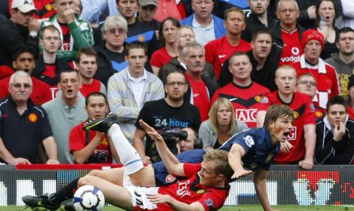 STRAFFESNYTT: Uten � nevne navn antyder Arsene Wenger at Darren Fletcher er en av dem han sikter til n�r han snakker om spillere som slipper unna med mye. At Fletcher var utrolig heldig som slapp unna straffespark i denne situasjonen med Andrej Arsjavin, har franskmannen trolig helt rett i.  Foto: SCANPIX/REUTERS/Phil Noble