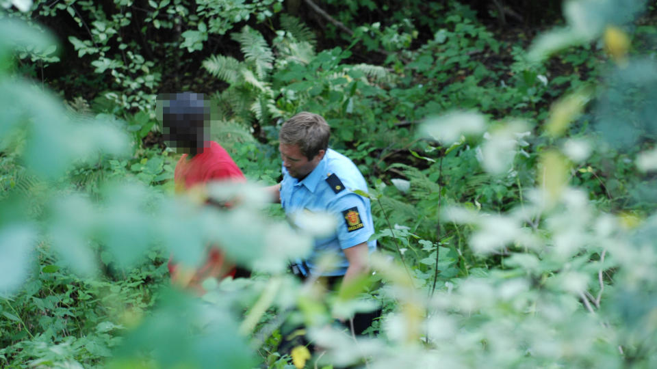 SKULLE SENDES HJEM: Mannen (21) hadde ikke gyldig opphold i Norge og skulle sendes hjem til Senegal. Han stakk av til fots fra politiet ved Torp flyplass, men ble til slutt p�grepet. Foto: Lasse Ljung/Nyhets foto
