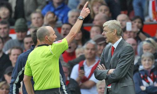 BORTVIST: Arsene Wenger blir her bortvist av Mike Dean. Foto: EPA