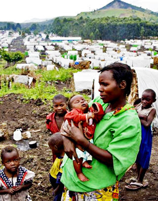 �ST-KONGO: Familien i denne leiren fikk �tte pakker kjeks � leve p� uka. Stadige kriger og overgrep driver folk p� flukt i flere Afrikanske land. Foto: Truls Brekke / Flyktninghjelpen / SCANPIX