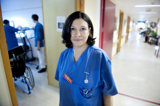 STORT ANSVAR: - Mange av de ufagl�rte gj�r en god jobb, men det er flere medisinske oppgaver som er sv�rt krevende og som man b�r ha utdannelse for � gjennomf�re, sier sykepleier Wafa Al-Jabri. Foto: JOHN T. PEDERSEN