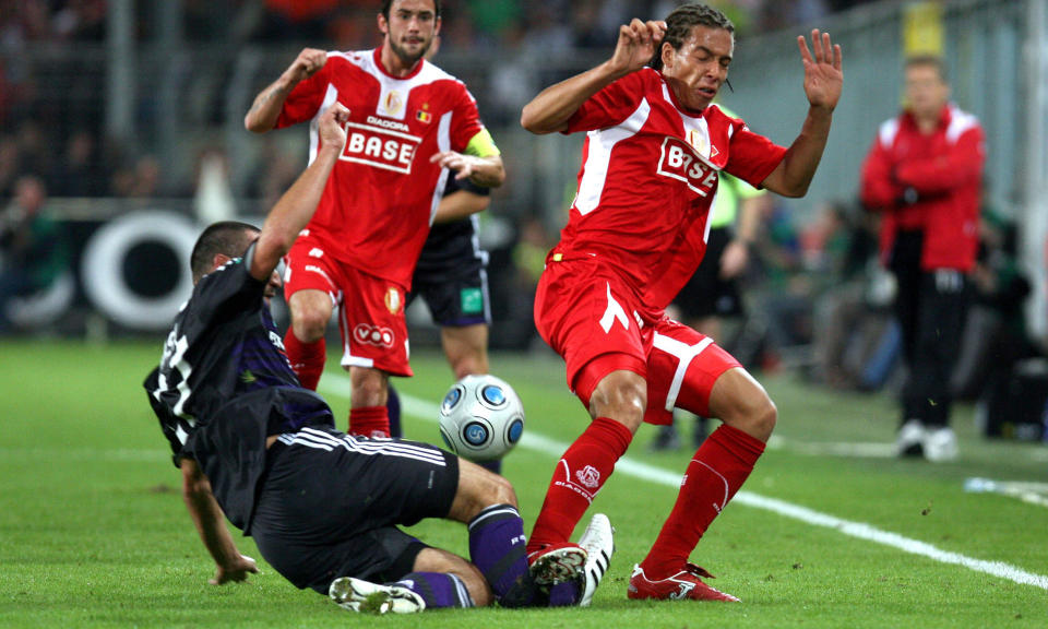 SKREKKTAKLING: Standard Liege-spiller Axel Witsels potensielt karriere�deleggende takling p� Anderlechts polske h�yreback Marcin Wasilewski sprer avsky i Belgia.Foto: SCANPIX/AFP PHOTO/