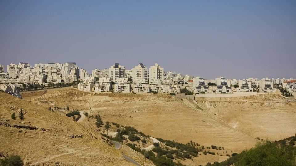 VIL VURDERE SKATTEREGLER: Det kan bli slutt p� skattefradrag for gaver til organisasjoner som gir millioner til bosettere i omr�dene Israel har okkupert p� Vestbredden, med begrunnelse i at bosetningene kan v�re i strid med folkeretten. Bildet viser den j�diske bosetningen Maaleh Adumim p� Vestbredden.