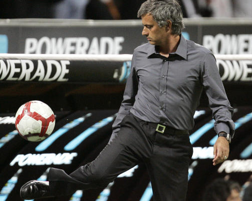L�RT AV ZLATAN? Zlatan Ibrahimovic tar den gjerne p� h�len. Her viser Jos� Mourinho Zlatan-kunstner. Foto: AP