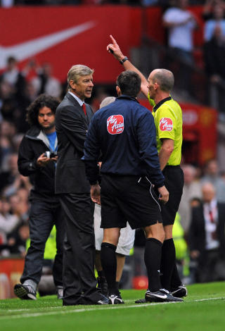 UTVIST: Wengers frustrasjon p� Old Trafford gikk utover en vannflaske, og dommer Mike Dean sendte ham p� tribunen. Omstendighetene rundt beklages n� av dommersjefen. Foto: SCANPIX/AFP/PAUL ELLIS