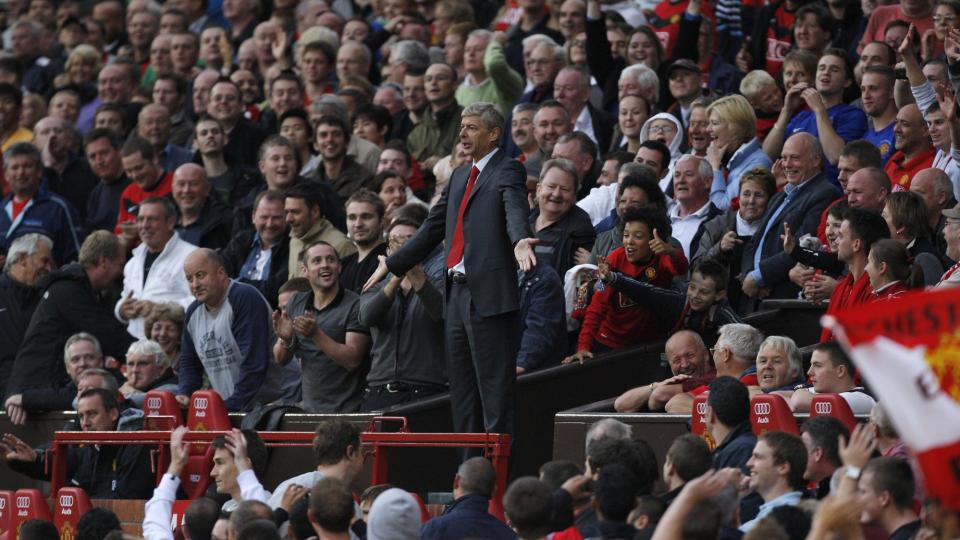 FRUSTRERT: Disse bildene av Arsene Wenger kommer til � bli husket etter denne sesongen. Men da den bortviste manageren til slutt fant veien ut av tribunen og til pressefolkene, fyrte han l�s mot motstander Manchester United. Foto: SCANPIX/AP/Jon Super