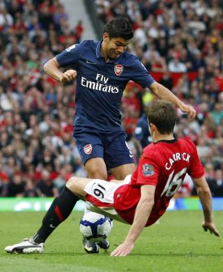 HEKSEJAKT? Eduardo risikerer to kampers utestengelse etter den p�st�tte filminga mot Celtic. Arsene Wenger mener det er riv ruskende galt � straffe spissen.  Foto: SCANPIX/REUTERS/Phil Noble