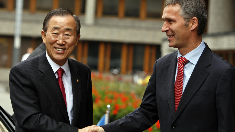 I NORGE:
Statsminister Jens Stoltenberg (t.h.) tar i mot FNs generalsekret�r Ban Ki-moon utenfor Regjeringsbygget i Oslo mandag.
Foto: Erlend Aas / SCANPIX
