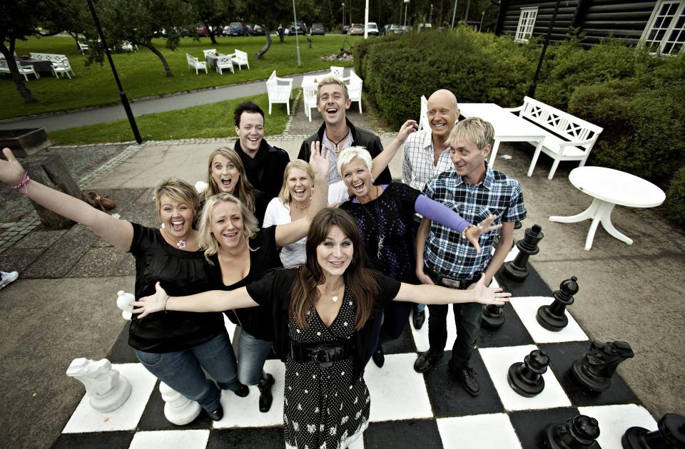 BONDESJEKK: Programleder Katrine Moholt sammen med et knippe av de 40 beilerne som i g�r kjempet om b�ndenes gunst p� speed-date. Foto: LARS EIVIND BONES/DAGBLADET