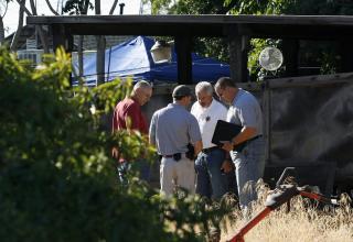 S�KER ETTER FLERE: Politiet s�ker n� med likhunder i bakg�rden og naboeiendommen til Garrido. Han etterforskes n� for drapet p� flere prostituerte og en 15 �r gammel jente. EPA/MONICA M. DAVEY