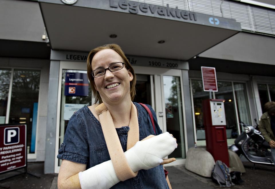 VED GODT MOT:  Det ble en blodig milj�markering da Lotte Grepp Knutsen og Erik Solheim gikk l�s p� CO2-ballonger for � vise hvem som ville kutte mest. Milj�vernministeren m�tte sy fire sting, mens Ap-statssekret�ren fikk kuttet over en sene og fikk armen i gips. - Ingen kan si vi ikke gir blod, svette og t�rer for Ap og klimasaken, sier Grepp Knutsen, som er ved godt mot etter operasjonen. Foto: Lars Eivind Bones