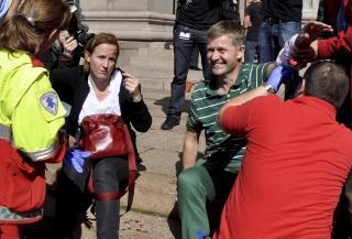 KUTTET I VEI: B�de milj�vernminister Erik Solheim og statssekret�r (Ap) Lotte Grepp Knutsen fikk kuttskader etter klimademonstrasjonen l�rdag. Foto: Scanpix