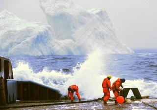 NEWFOUNDLAND: Torskefisket har v�rt sentralt her i �rhundrer. Men p� begynnelsen av 1990-tallet kollapset det p� grunn av overfiske. Bildet viser arbeidere p� supplyskip for oljeindustrien i h�y sj� p� Foto: Greg Locke/REUTERS