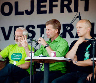 MOTSTANDEN: Under en debatt om oljeutvinning i Lofoten og Vester�len sitter (fra h�yre) Senterpartinestleder Trygve Slagsvold Vedum, milj�vernminister Erik Solheim (SV) og Venstres Gunnar Kvassheim. Foto: Jo Straube.