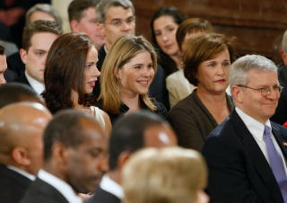 TVILLINGER: Jenna flankert av tvillings�steren Barbara (til venstre) og George W. Bush' s�ster Dora til h�yre. Foto: SCANPIX/AP Photo/Ron Edmonds