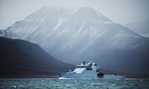 KALDE FARVANN: KV svalbard forlot Longyearbyen i kveld, og satte kurs for Ny-�lesund. Ombord var blant annet generalsekret�ren i FN, Ban Ki-moon, og Norges milj�vernminister, Erik Solheim. Foto: Nina Hansen
