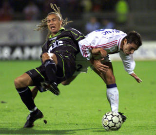 KARRIERETRUENDE: Henrik Larssons brukne bein hang igjen i sokken etter sammenst�tet med Lyons Blanc. Foto: SCANPIX/Robert Pratta REUTERS