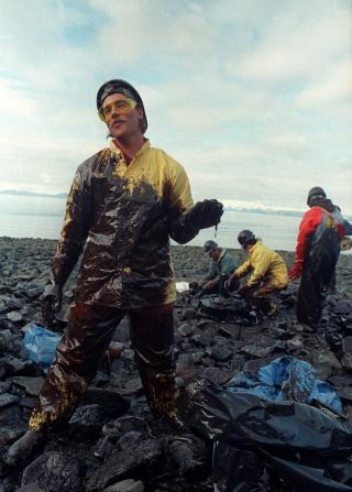 EXXON VALDEZ: I 1989 forliste tankeren Exxon Valdez i Prince William-sundet utenfor kysten av Alaska. Rundt 40 millioner liter olje slapp ut i det avsidesliggende omr�det. Rydningsaksjonen var vanskelig. Bildet viser frivillige i opprydningsaksjonken. Forskerne er uenige om skadevirkningene og hvor lenge det tar f�r �kosystemet kan friskmeldes. Foto: AP/John Gaps III