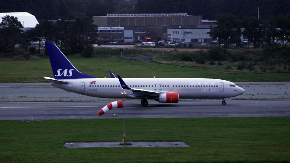 KOSTBART: Det koster enorme summer � drive norske flyplasser. Avinor-sjef Sverre Quale er bekymret over den galopperende �kningen. Foto: Eivind Pedersen