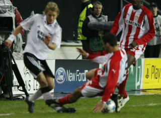 BLE SATT TILBAKE: Her ryker leggbeinet til Rosenborgs Per Ciljan Skjelbred i taklingen fra Ieroklis Stoltidis tidlig i f�rste omgang av Champions League-kampen mellom Rosenborg og Olympiakos i 2005. Foto: Roger Svalsr�d / SCANPIX .