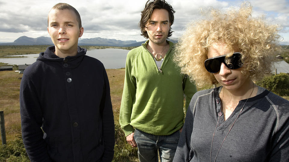 UNIK MUSIKALITET: Valkyrien Allstars gir ikke ved d�rene p� andrealbumet, og spisser sin hybrid av folkemusikk, sig�ynerfele og rock. Ogs� denne gangen er DumDum Boys-bassist Aslak D�rum produsent. Foto: Anders Gr�nneberg